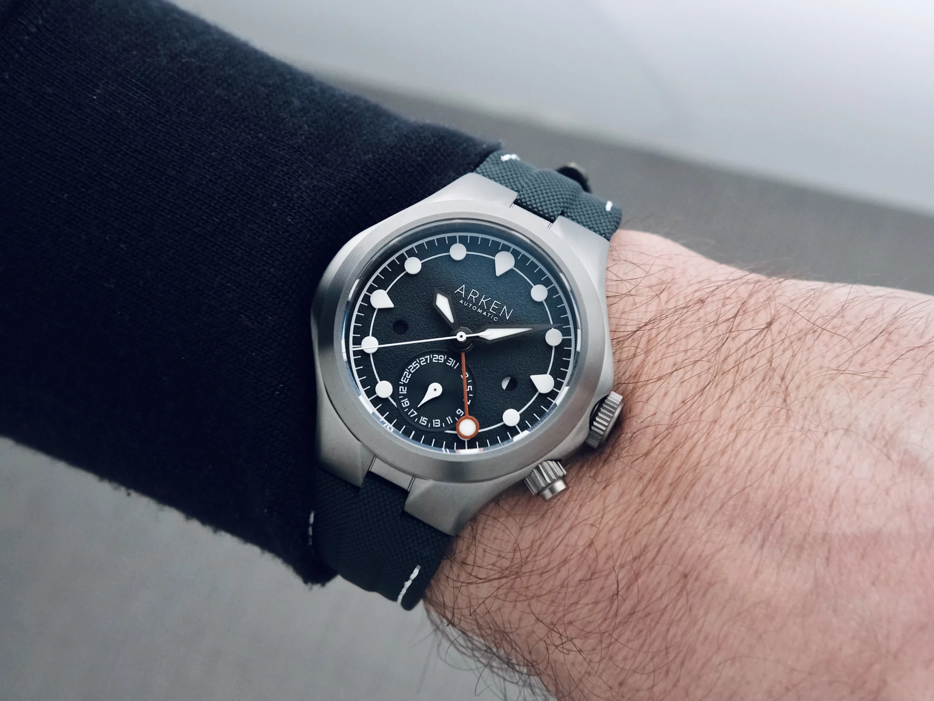 Arken Alterum Anthracite Grey au poignet