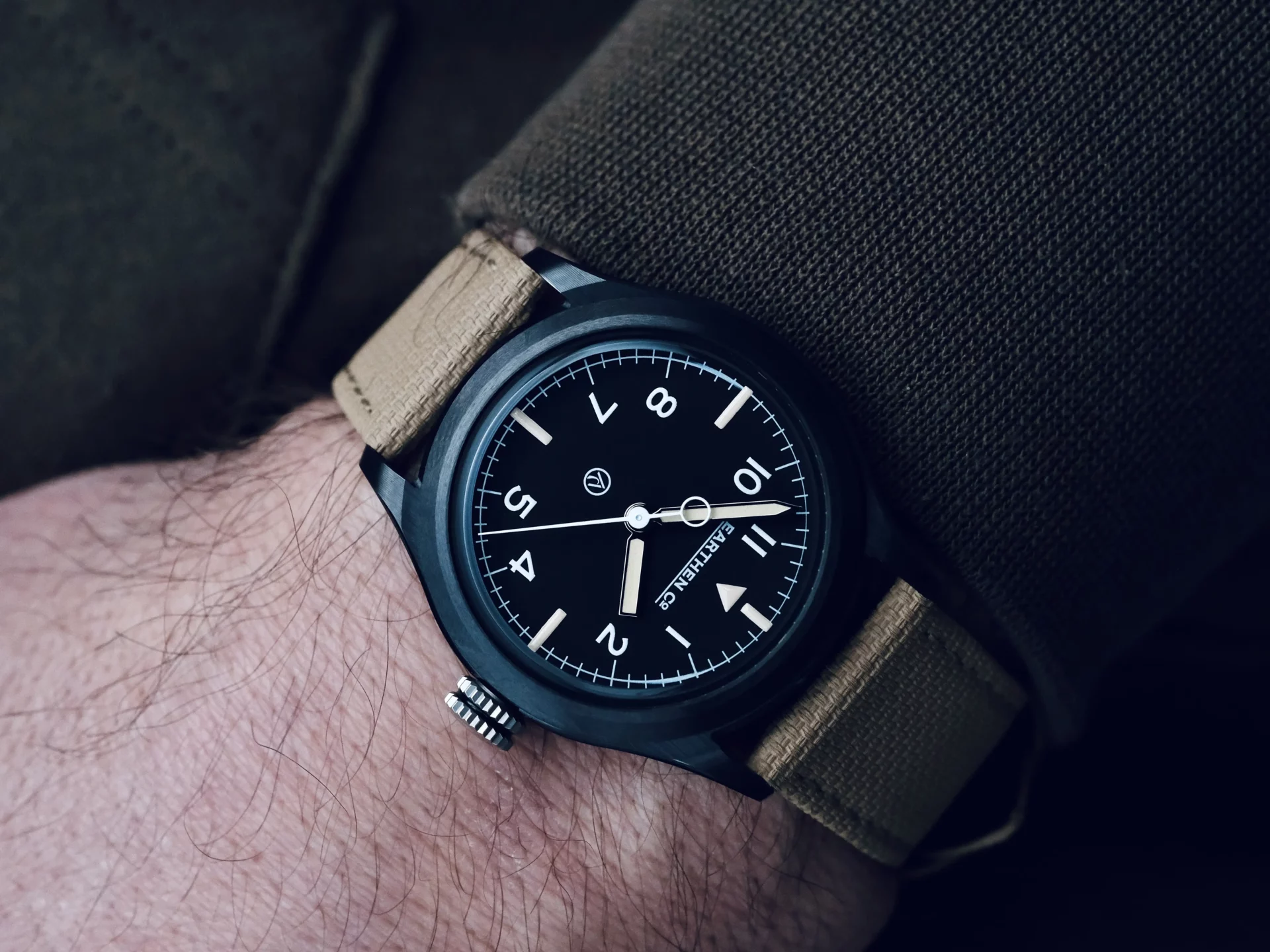 Earthen Company Summit Overcast MK II au poignet