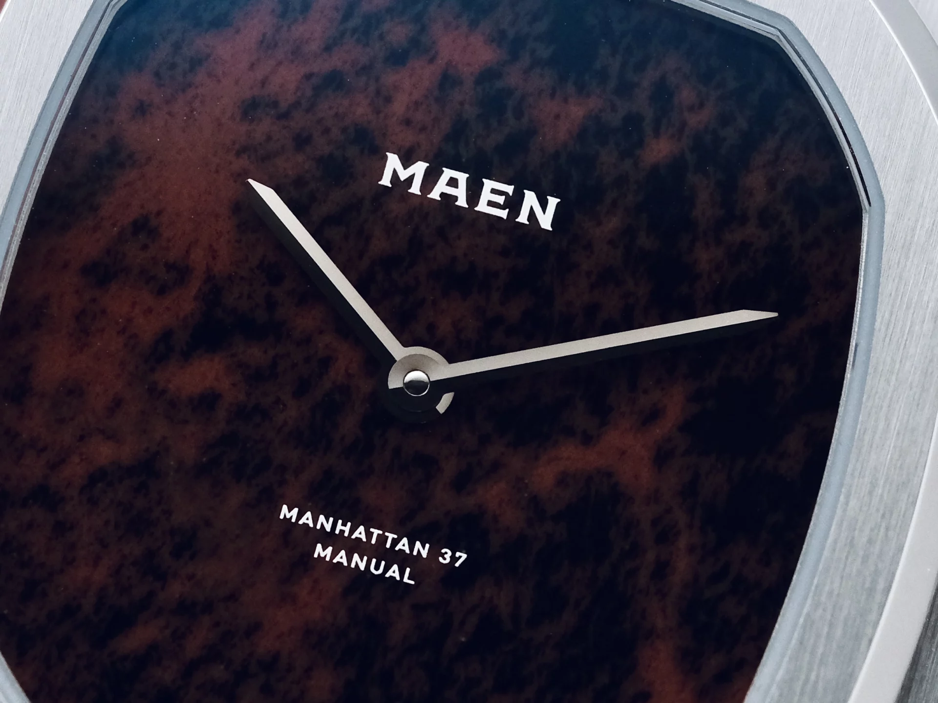 Maen Manhattan 37 Ultra-Thin Golden Swan cadran