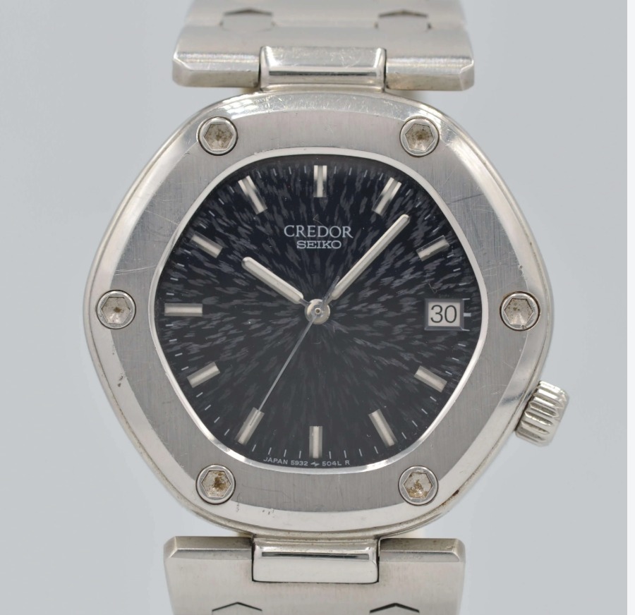 Montre Credor Seiko en acier avec cadran noir texturé et lunette fixée par six vis
