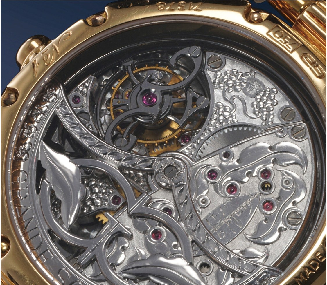 Fond de boîte en or d’une montre Gérald Genta avec mouvement gravé et tourbillon visible
