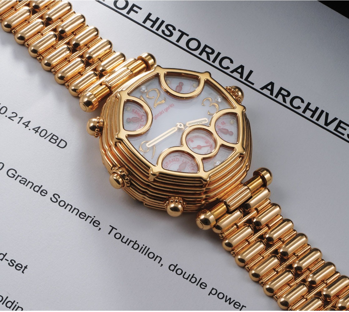 Montre en or Gérald Genta Grande Sonnerie à tourbillon posée sur un extrait des archives historiques