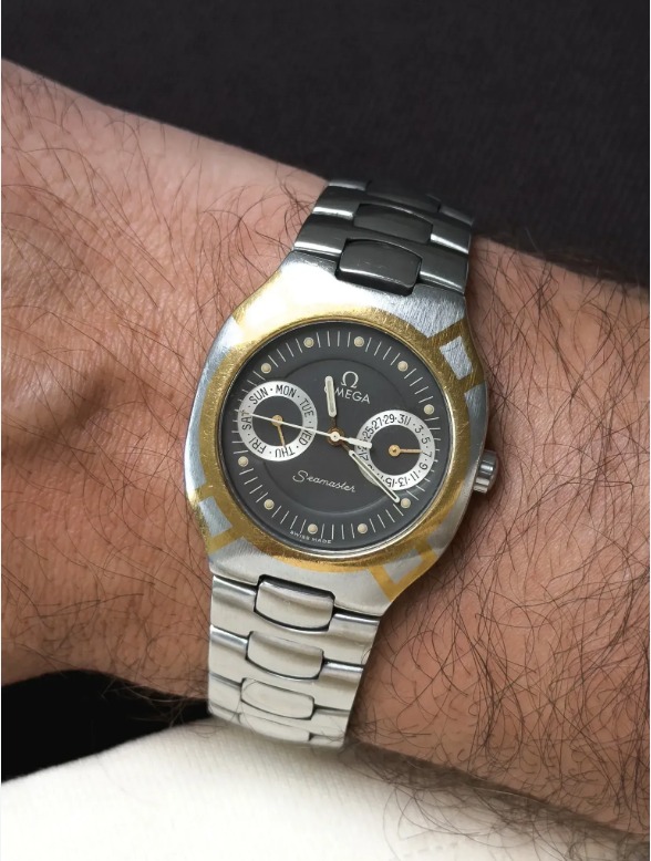 Omega Seamaster Polaris bi ton à cadran gris avec compteurs jour et date, portée au poignet