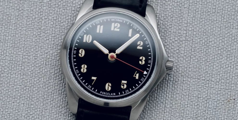 anOrdain Model 2 Porcelain Une touche d'élégance pour une montre de terrain