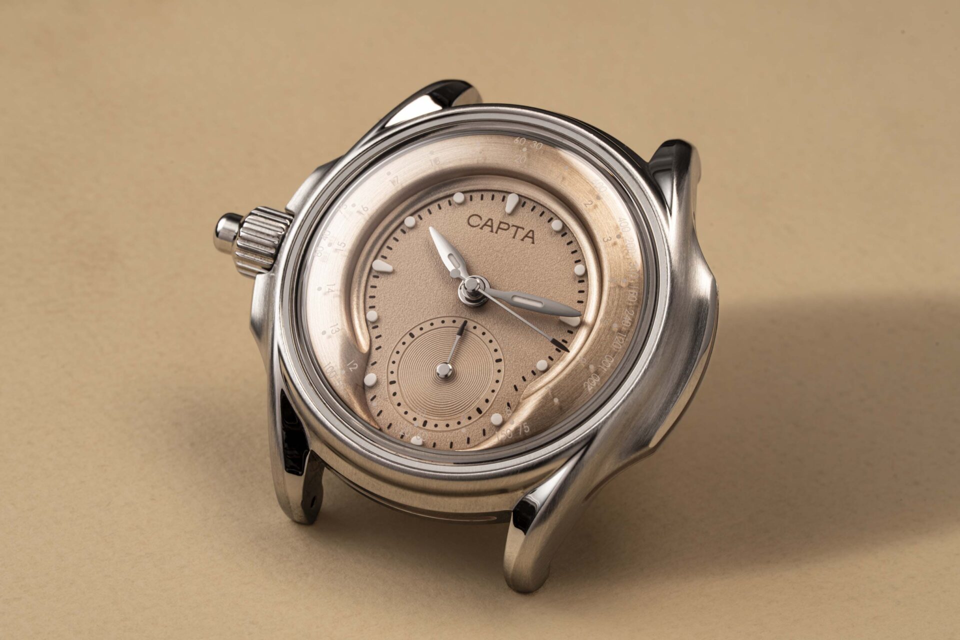Boîtier en acier de la Capta Omnia Uniscale Sable Bronzé sans bracelet, sur fond beige