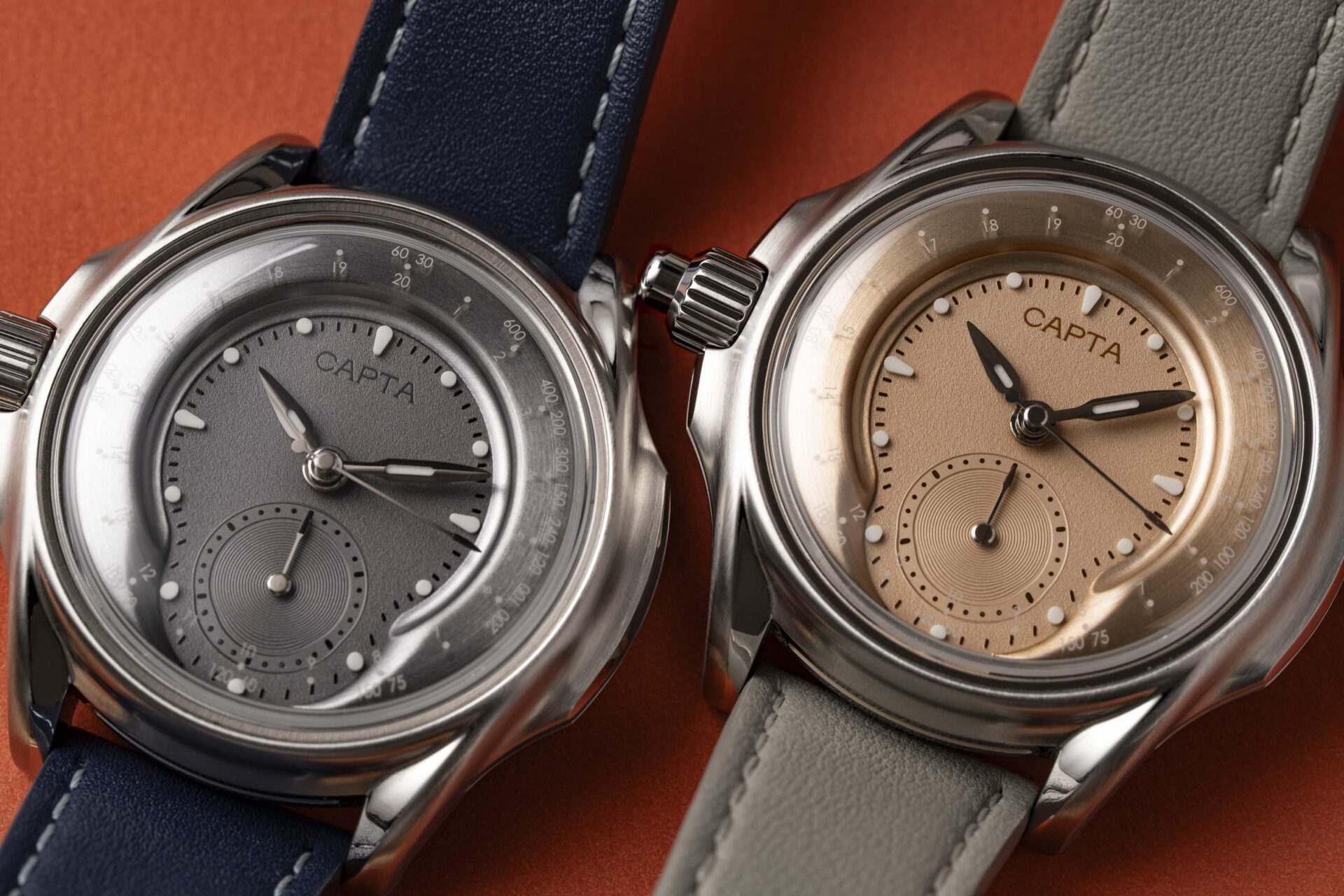 Deux montres Capta Omnia Uniscale côte à côte, une à cadran gris et une à cadran sable bronzé