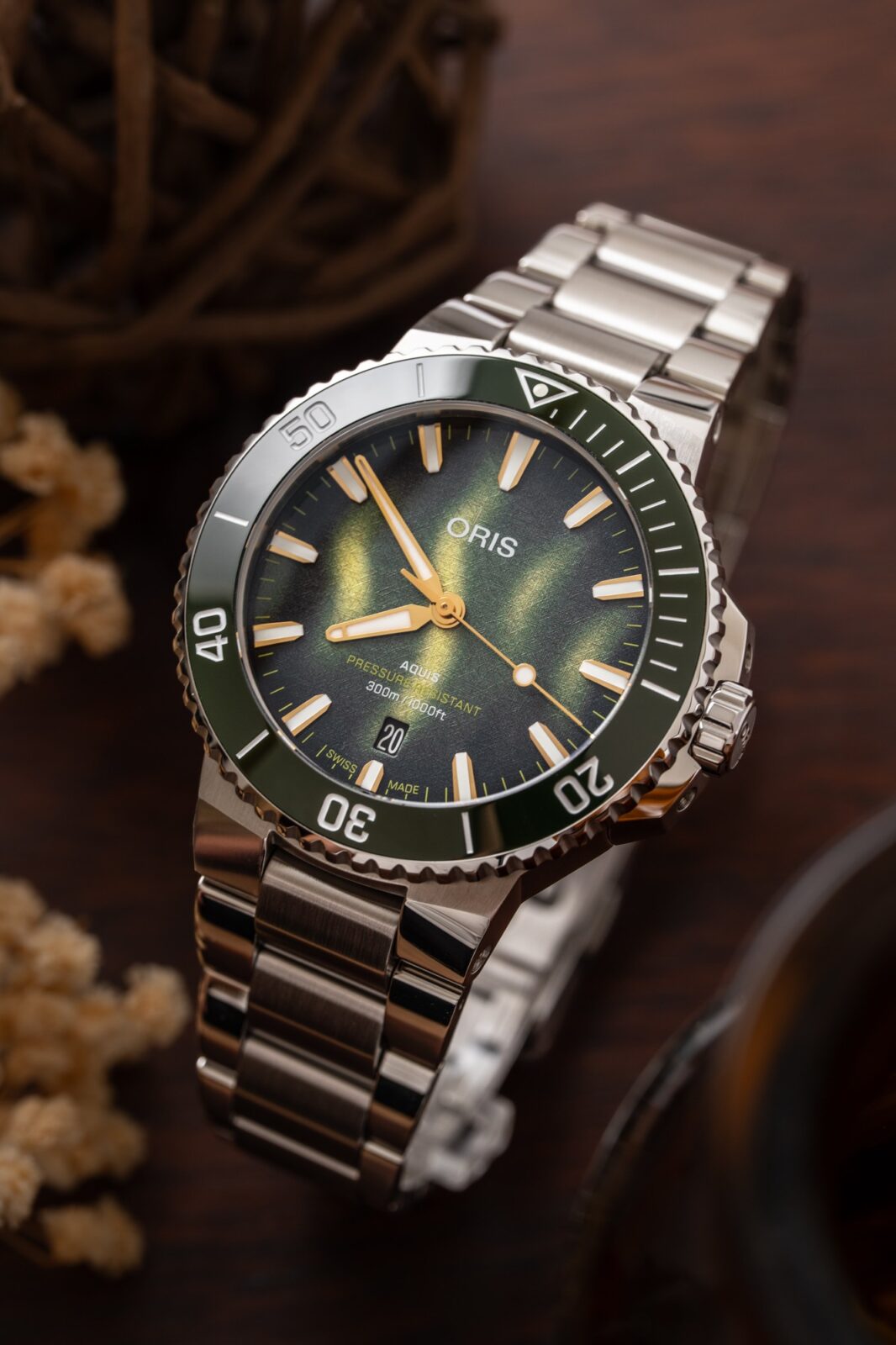 Montre Oris Aquis Kelp Forest Limited Edition en acier, cadran vert à motif de forêt de varech, lunette céramique verte et aiguilles dorées