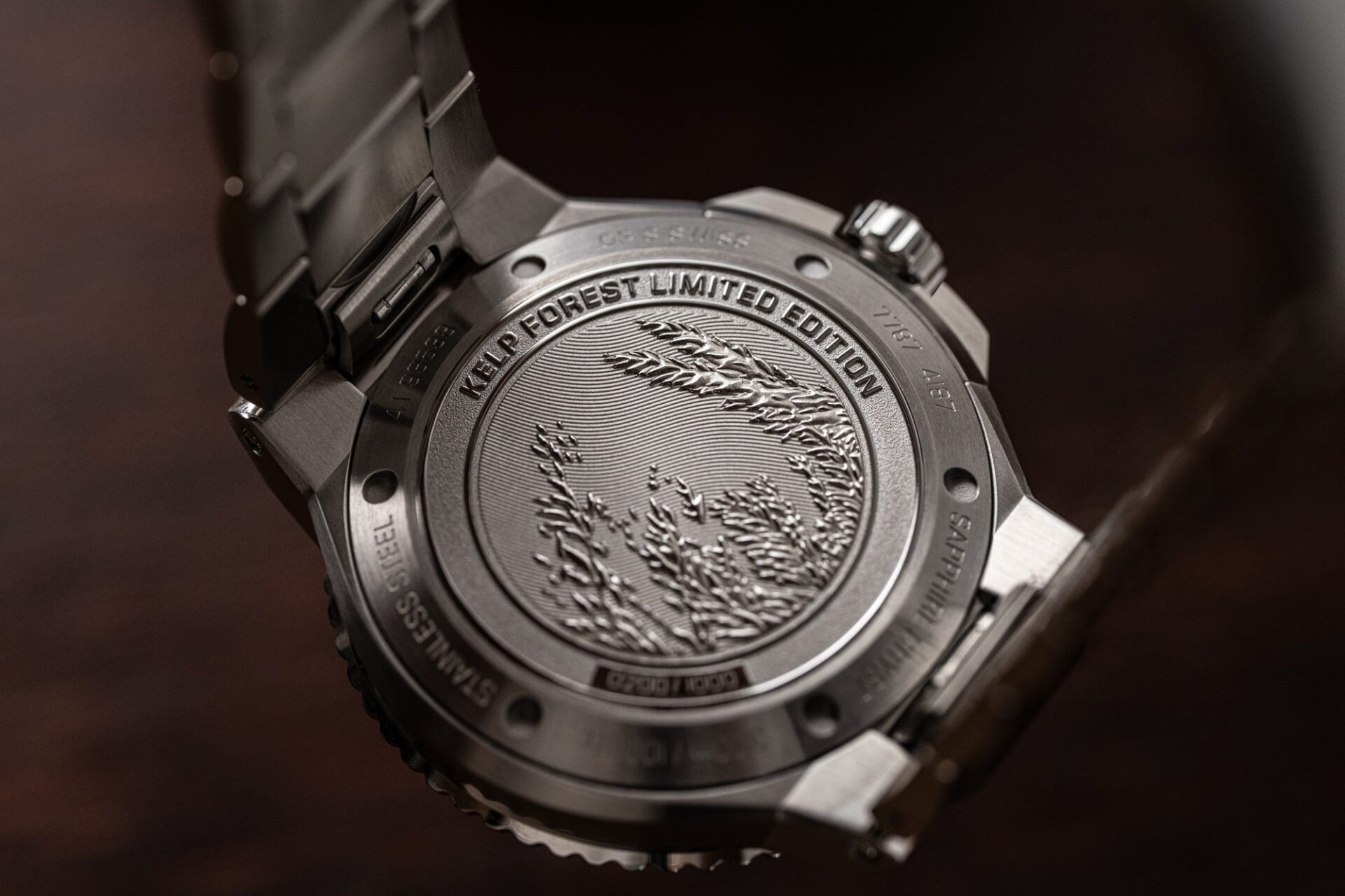 Fond de boîte en acier de l’Oris Aquis Kelp Forest gravé d’une forêt de varech et de la mention Kelp Forest Limited Edition